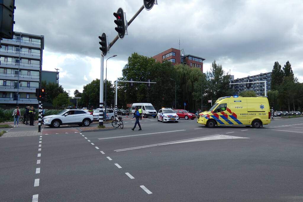 Overstekende fietser aangereden door auto