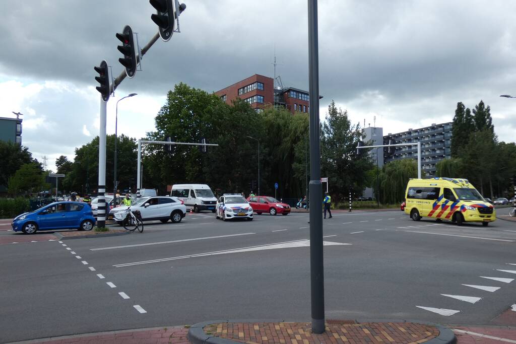 Overstekende fietser aangereden door auto