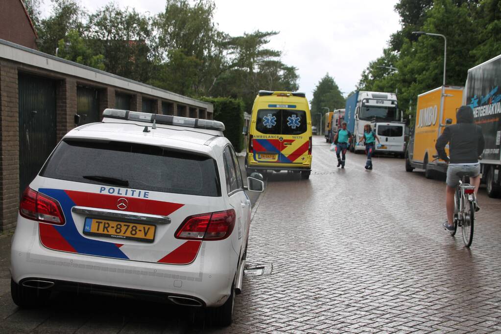 Persoon valt van hoogte, traumahelikopter landt in Morsdistrict