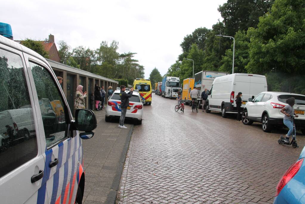 Persoon valt van hoogte, traumahelikopter landt in Morsdistrict