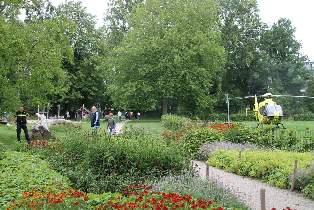 Persoon valt van hoogte, traumahelikopter landt in Morsdistrict