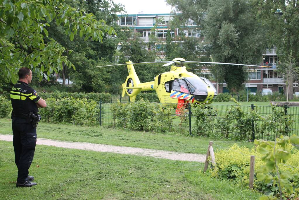 Persoon valt van hoogte, traumahelikopter landt in Morsdistrict