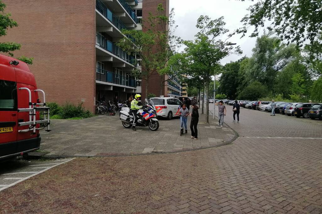 Persoon valt van hoogte, traumahelikopter landt in Morsdistrict