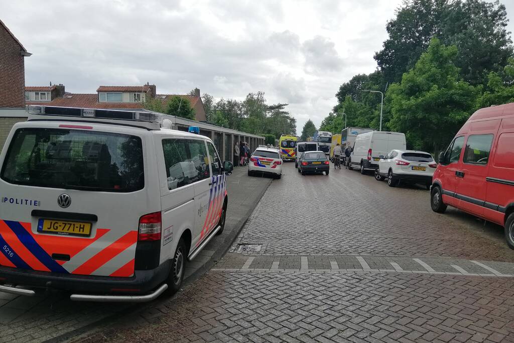 Persoon valt van hoogte, traumahelikopter landt in Morsdistrict