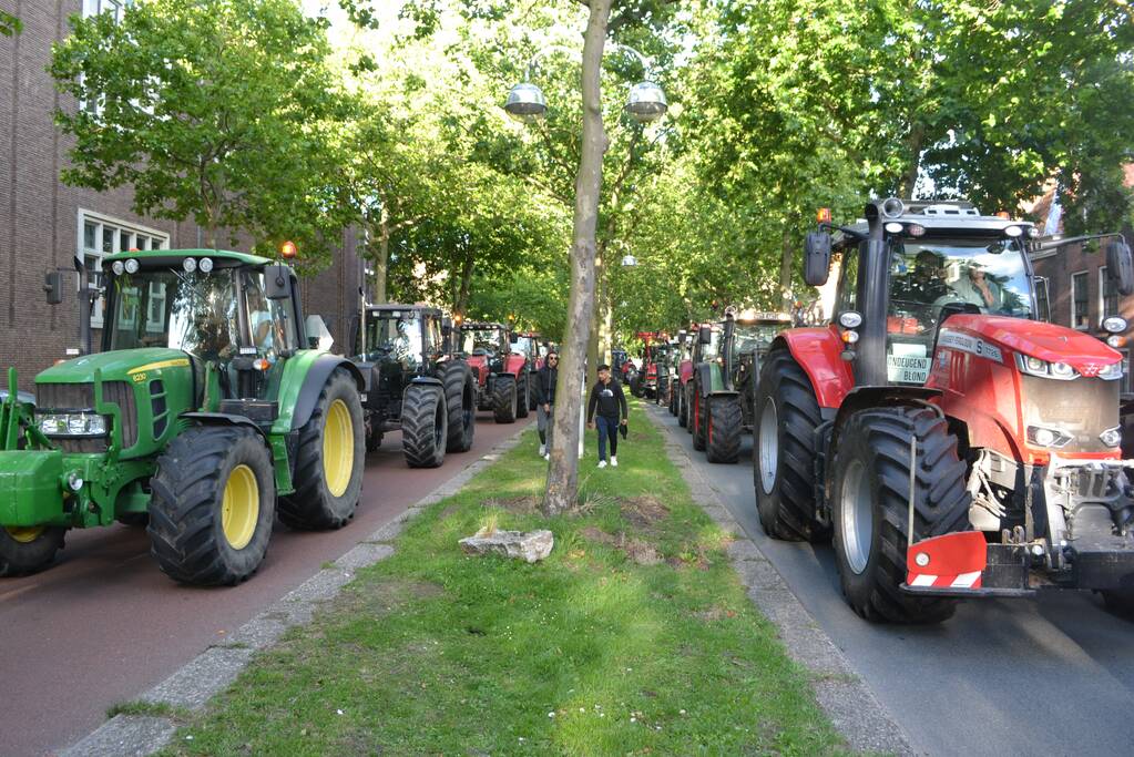 Boeren komen in actie met trekkers in het centrum