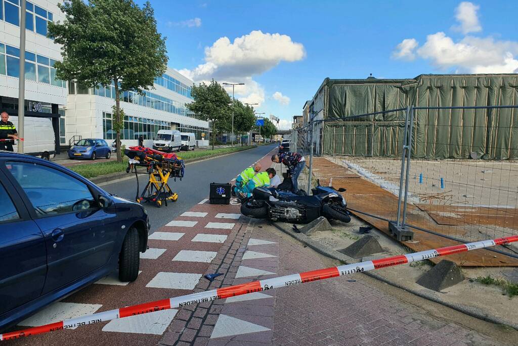 Motorrijder en passagier gewond na aanrijding