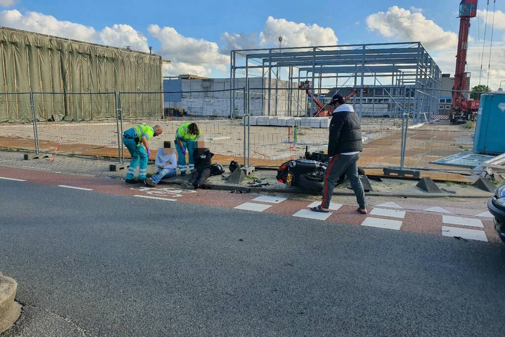 Motorrijder en passagier gewond na aanrijding