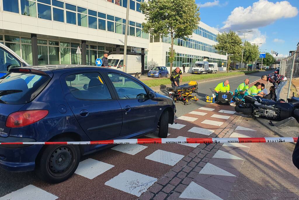 Motorrijder en passagier gewond na aanrijding