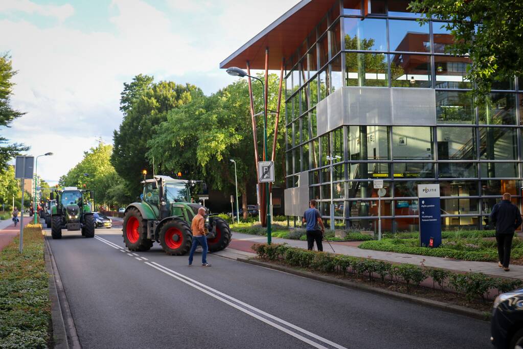 Tientallen boeren doen aangifte bij politiebureau