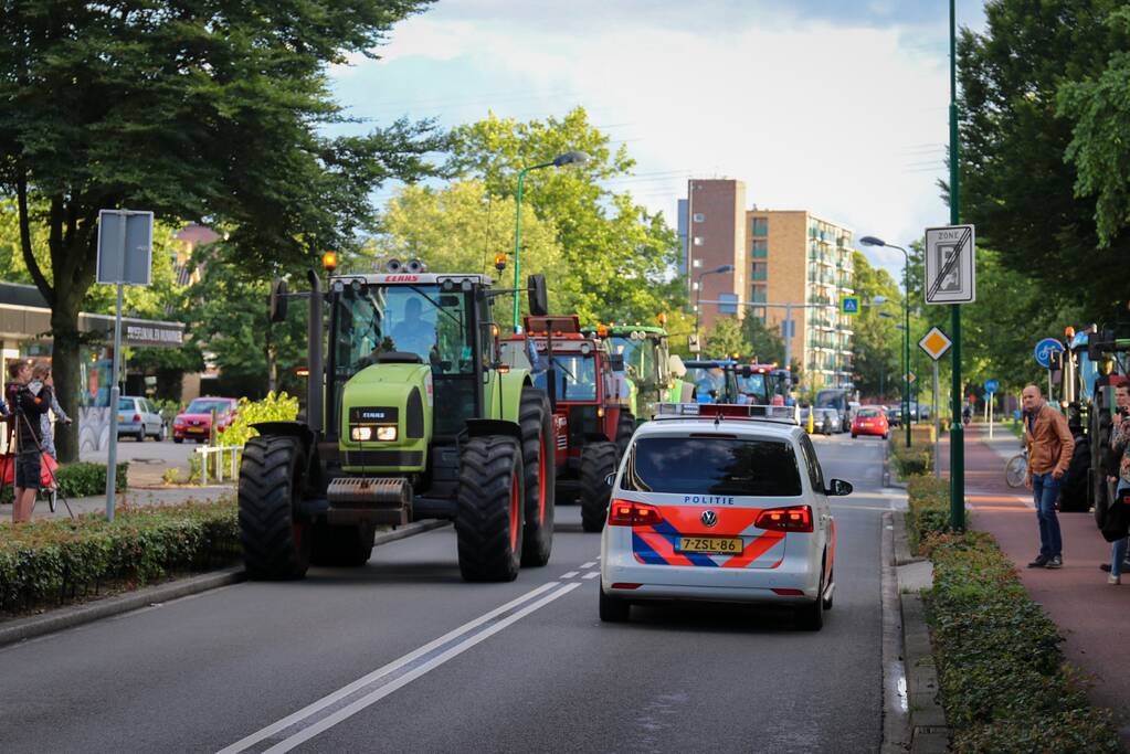 Tientallen boeren doen aangifte bij politiebureau