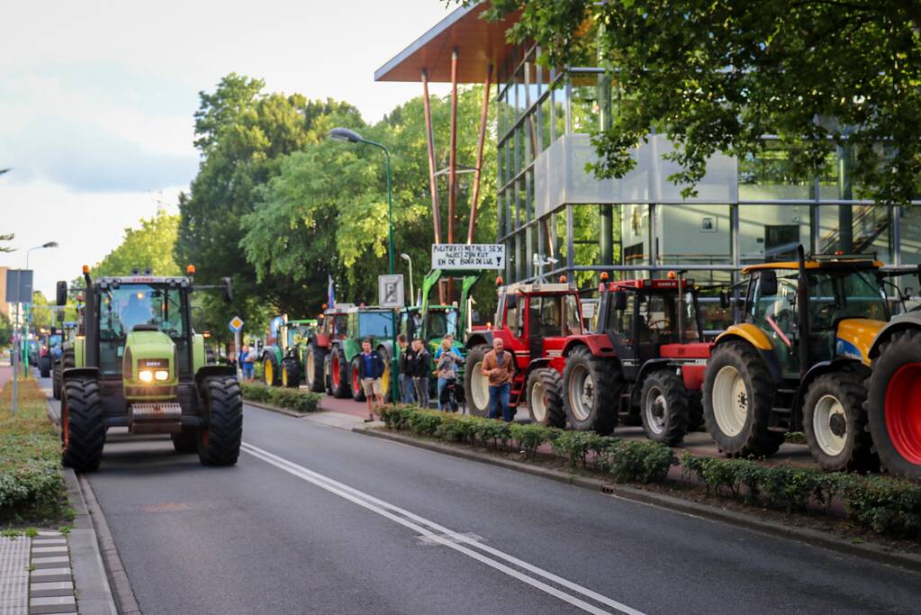 Tientallen boeren doen aangifte bij politiebureau