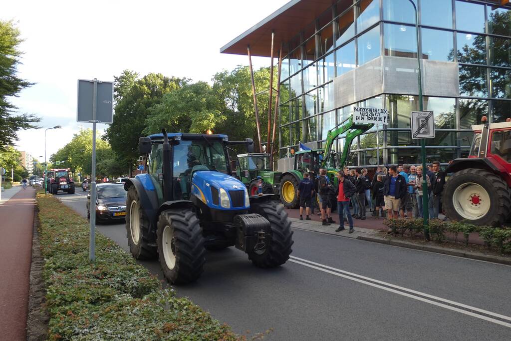 Tientallen boeren doen aangifte bij politiebureau