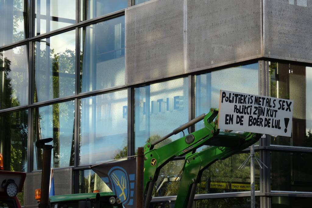 Tientallen boeren doen aangifte bij politiebureau