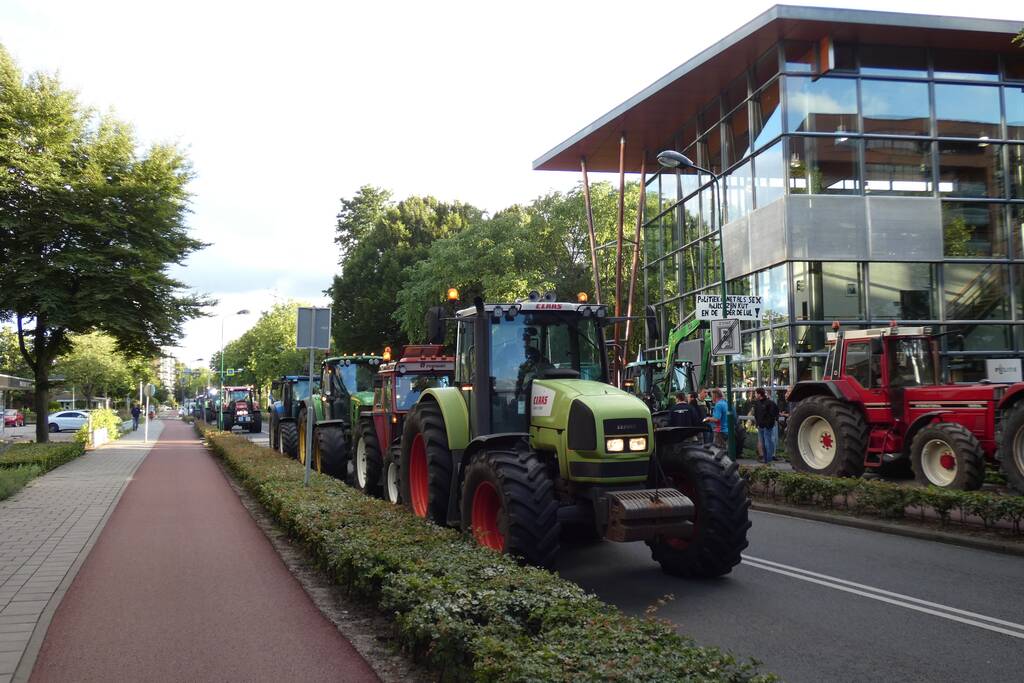 Tientallen boeren doen aangifte bij politiebureau