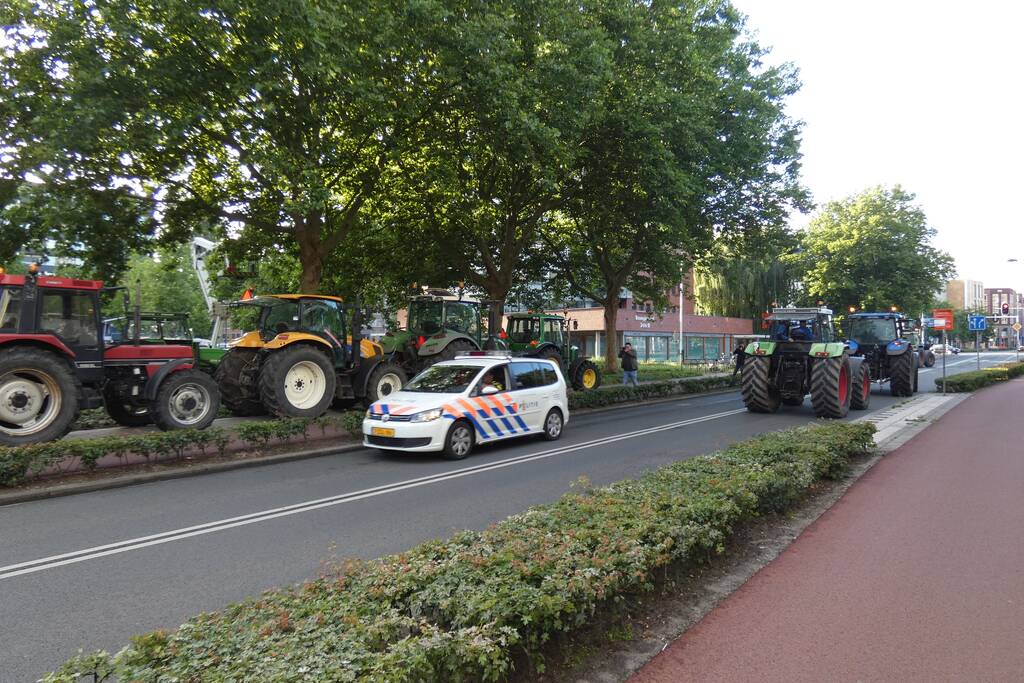 Tientallen boeren doen aangifte bij politiebureau