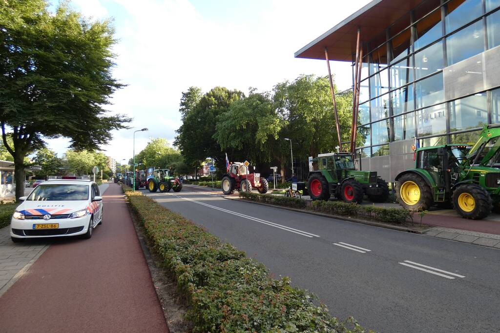Tientallen boeren doen aangifte bij politiebureau