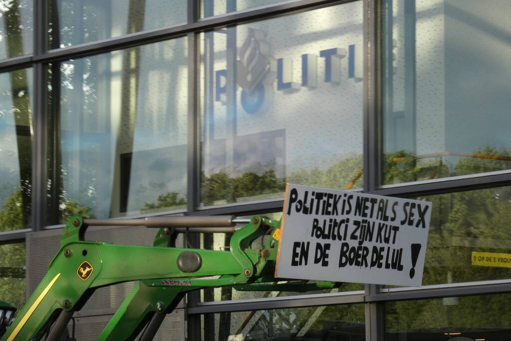 Tientallen boeren doen aangifte bij politiebureau