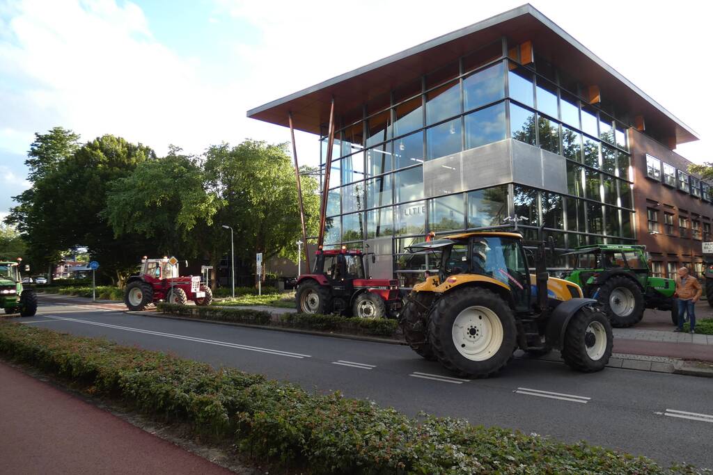 Tientallen boeren doen aangifte bij politiebureau