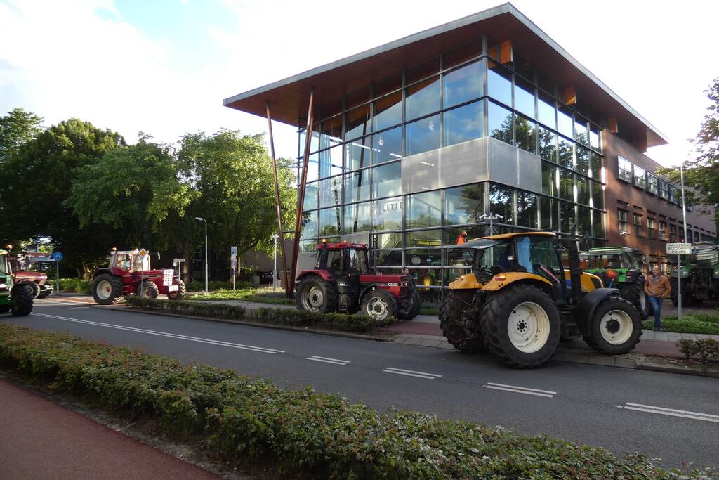 Tientallen boeren doen aangifte bij politiebureau