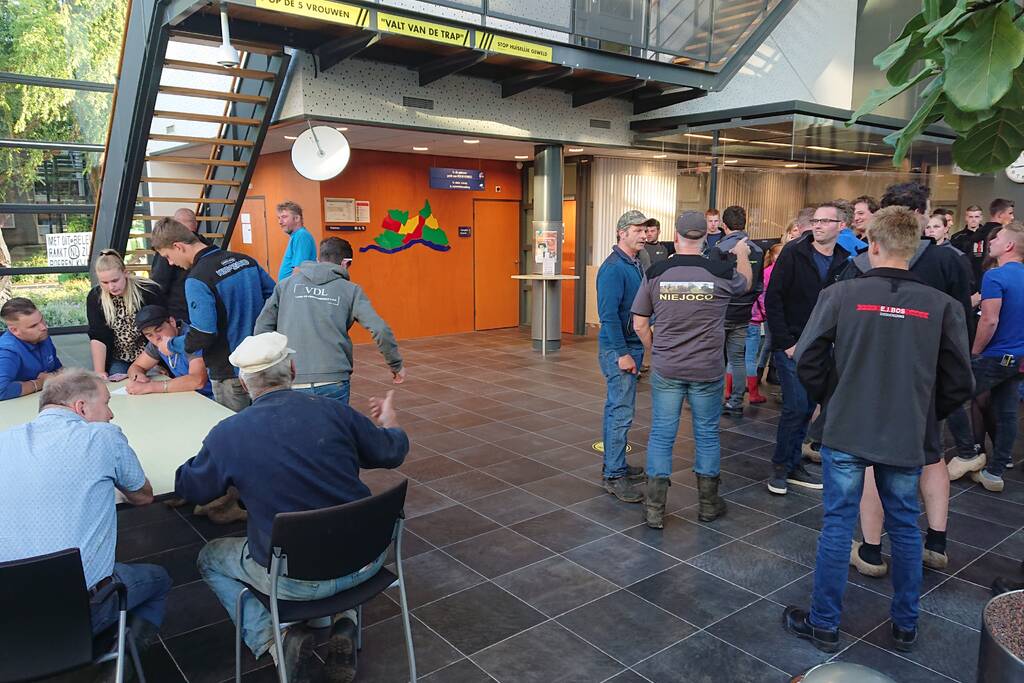 Tientallen boeren doen aangifte bij politiebureau