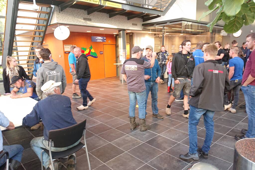 Tientallen boeren doen aangifte bij politiebureau