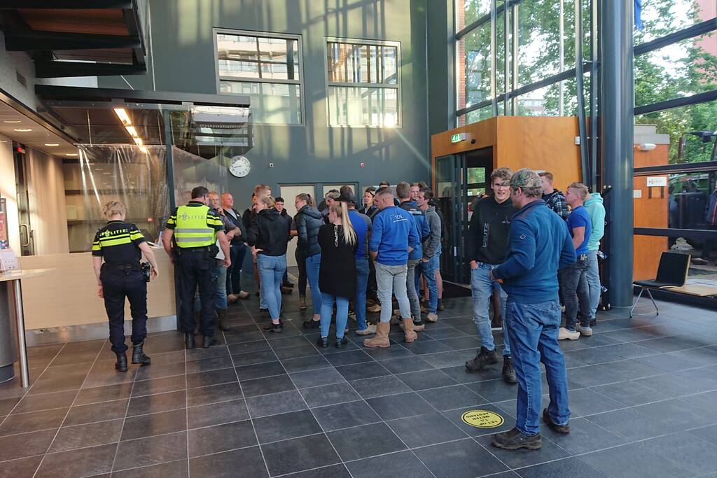 Tientallen boeren doen aangifte bij politiebureau