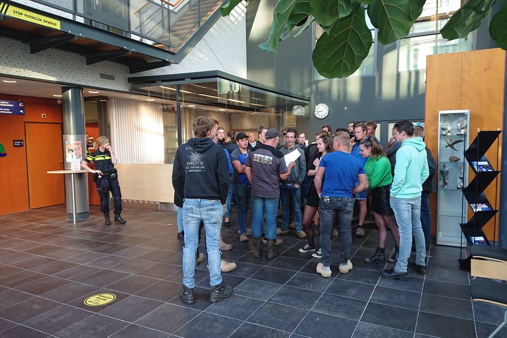 Tientallen boeren doen aangifte bij politiebureau