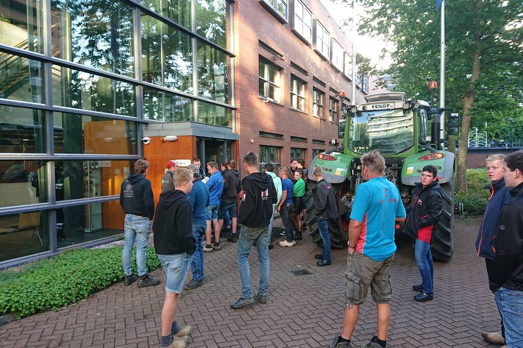 Tientallen boeren doen aangifte bij politiebureau