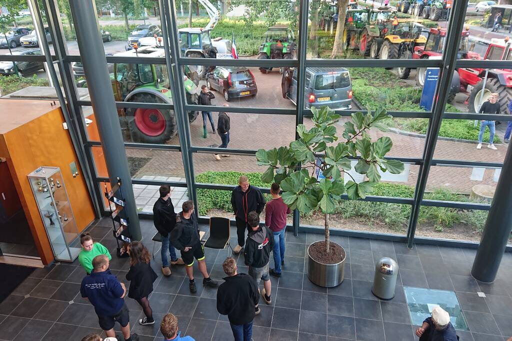 Tientallen boeren doen aangifte bij politiebureau