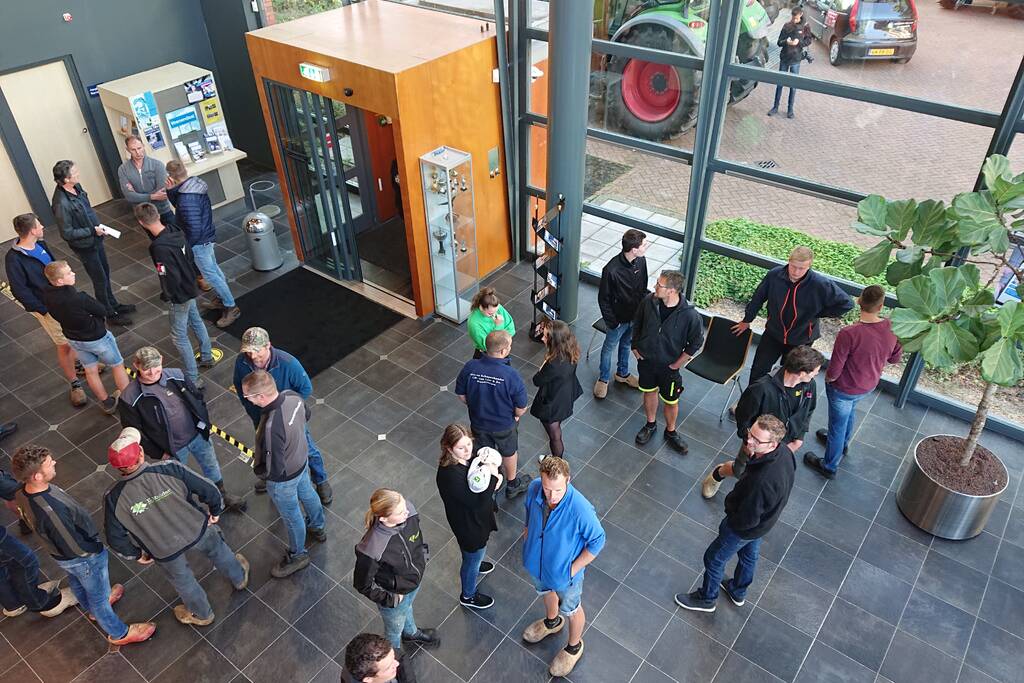 Tientallen boeren doen aangifte bij politiebureau