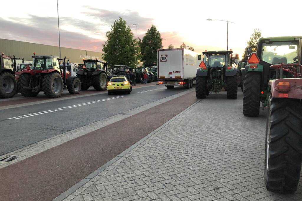 Boeren blokkeren doorgang naar groot distributiecentrum