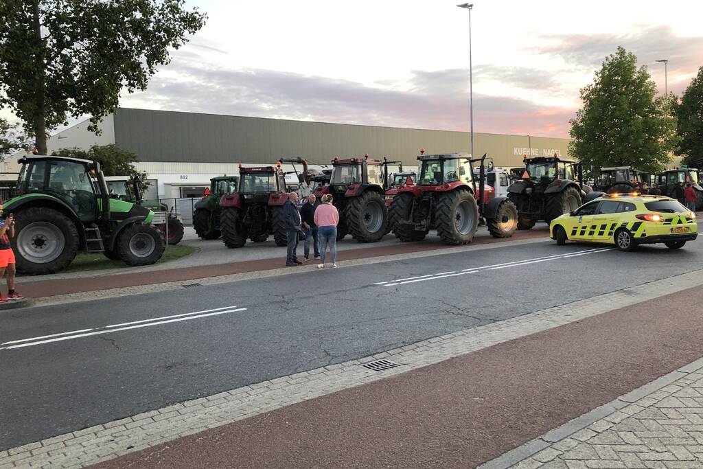 Boeren blokkeren doorgang naar groot distributiecentrum