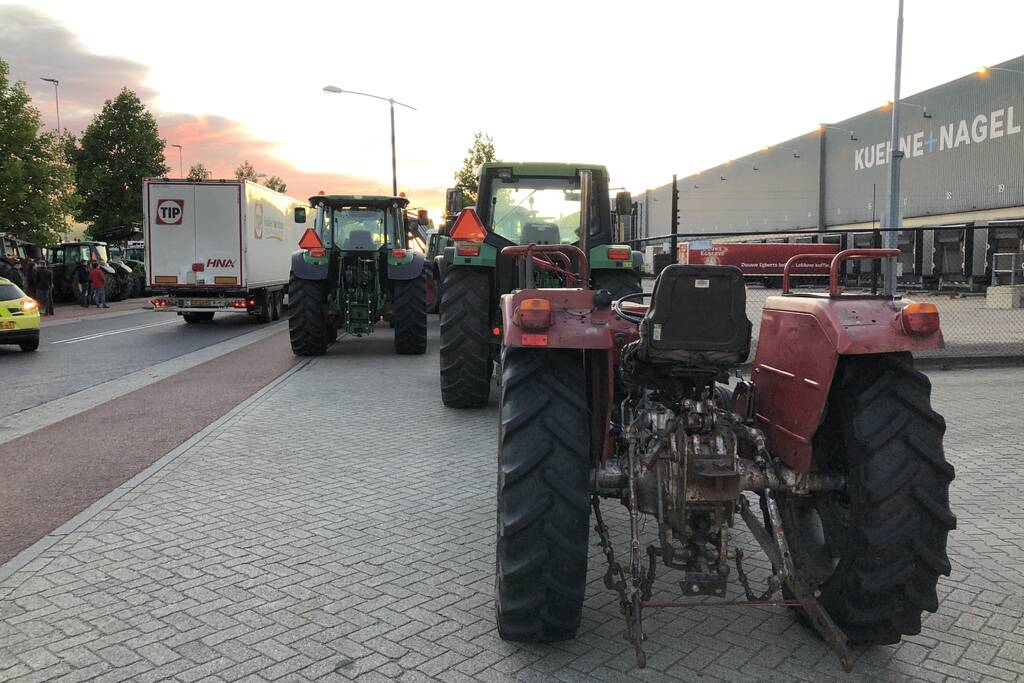 Boeren blokkeren doorgang naar groot distributiecentrum
