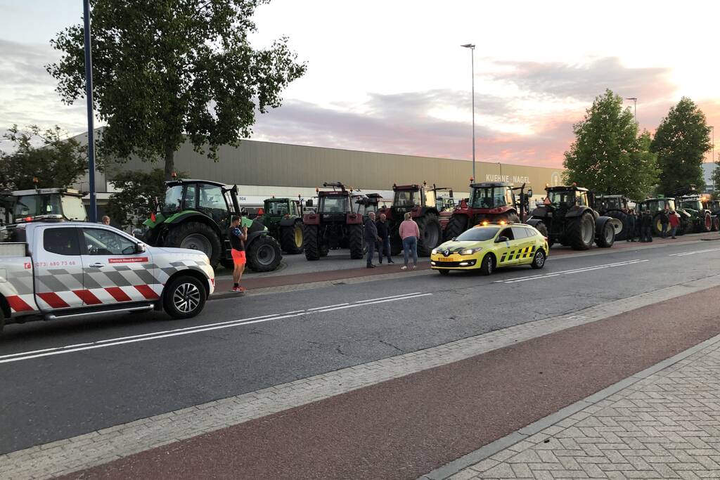 Boeren blokkeren doorgang naar groot distributiecentrum