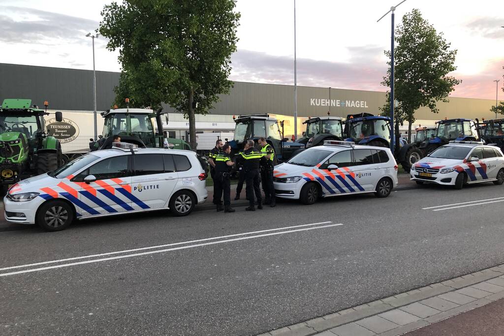 Boeren blokkeren doorgang naar groot distributiecentrum