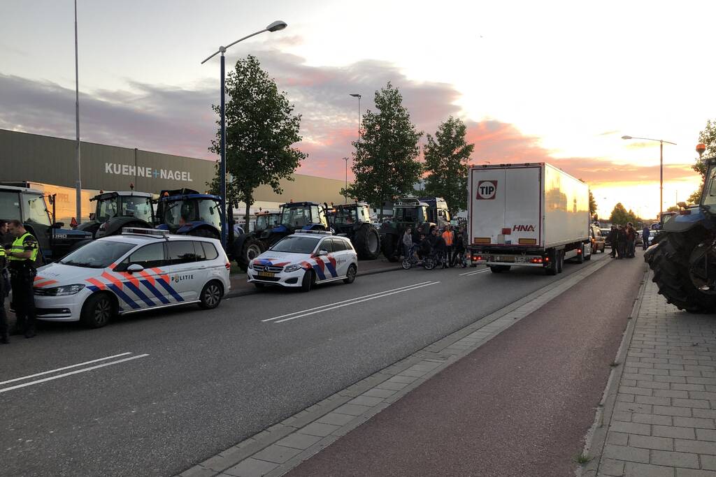 Boeren blokkeren doorgang naar groot distributiecentrum