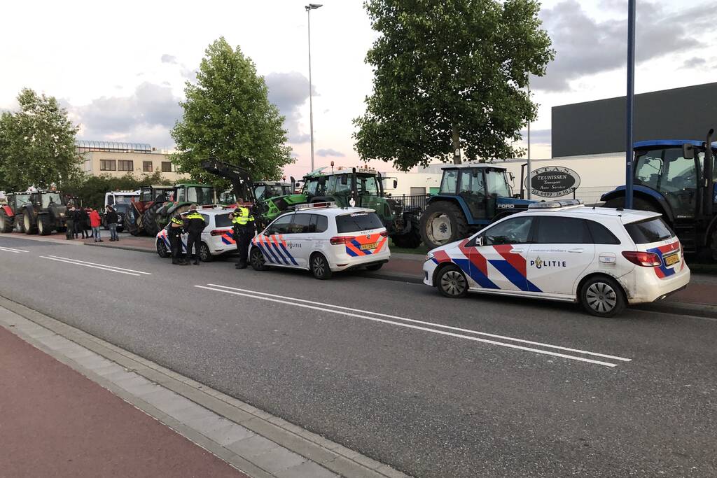 Boeren blokkeren doorgang naar groot distributiecentrum