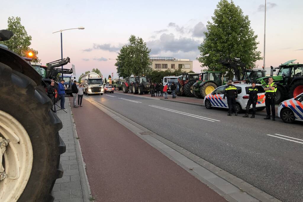Boeren blokkeren doorgang naar groot distributiecentrum