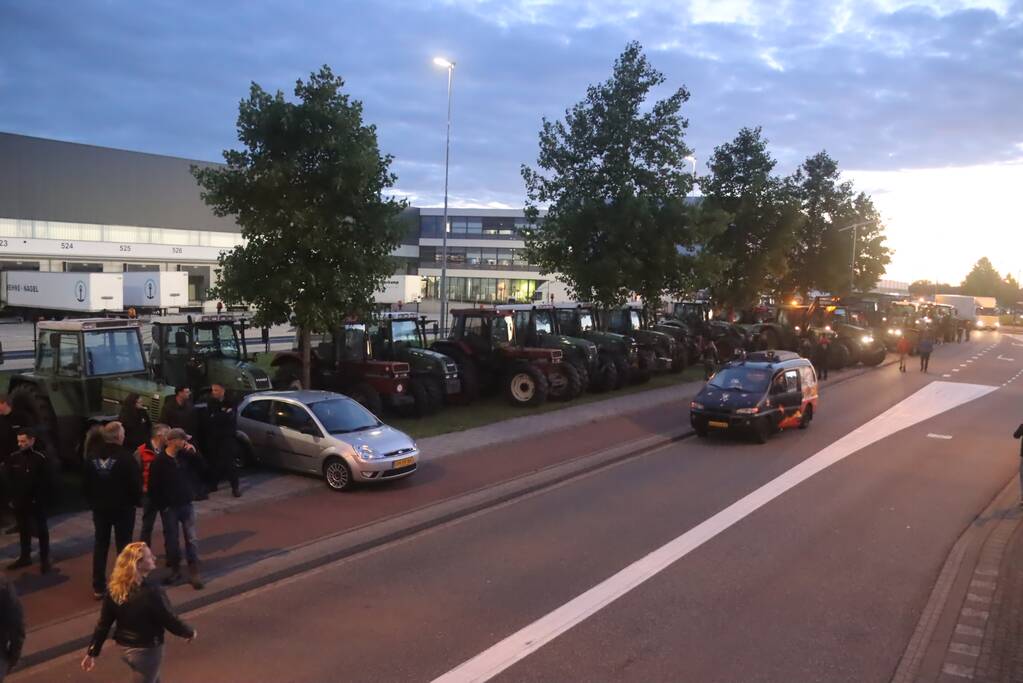 Boeren blokkeren doorgang naar groot distributiecentrum