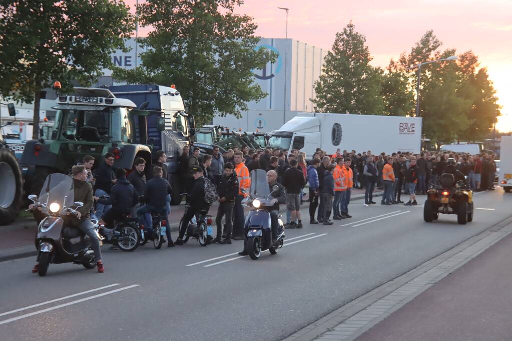 Boeren blokkeren doorgang naar groot distributiecentrum