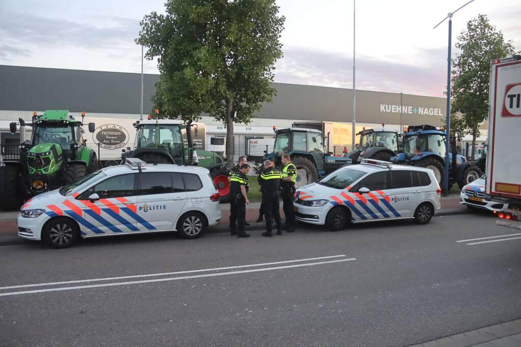 Boeren blokkeren doorgang naar groot distributiecentrum