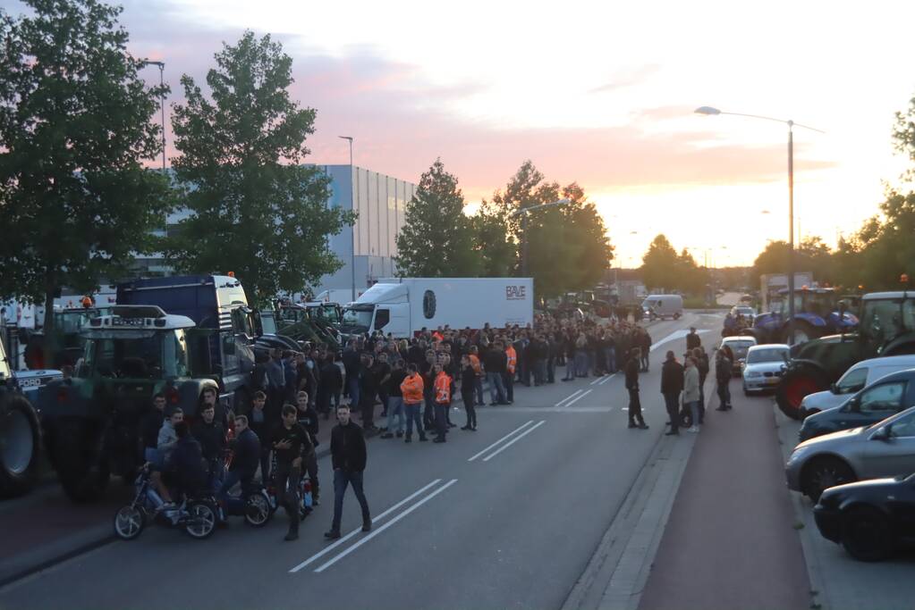 Boeren blokkeren doorgang naar groot distributiecentrum