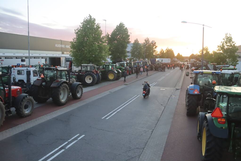 Boeren blokkeren doorgang naar groot distributiecentrum