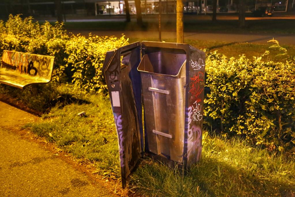 Prullenbak op skatebaan in brand gevlogen