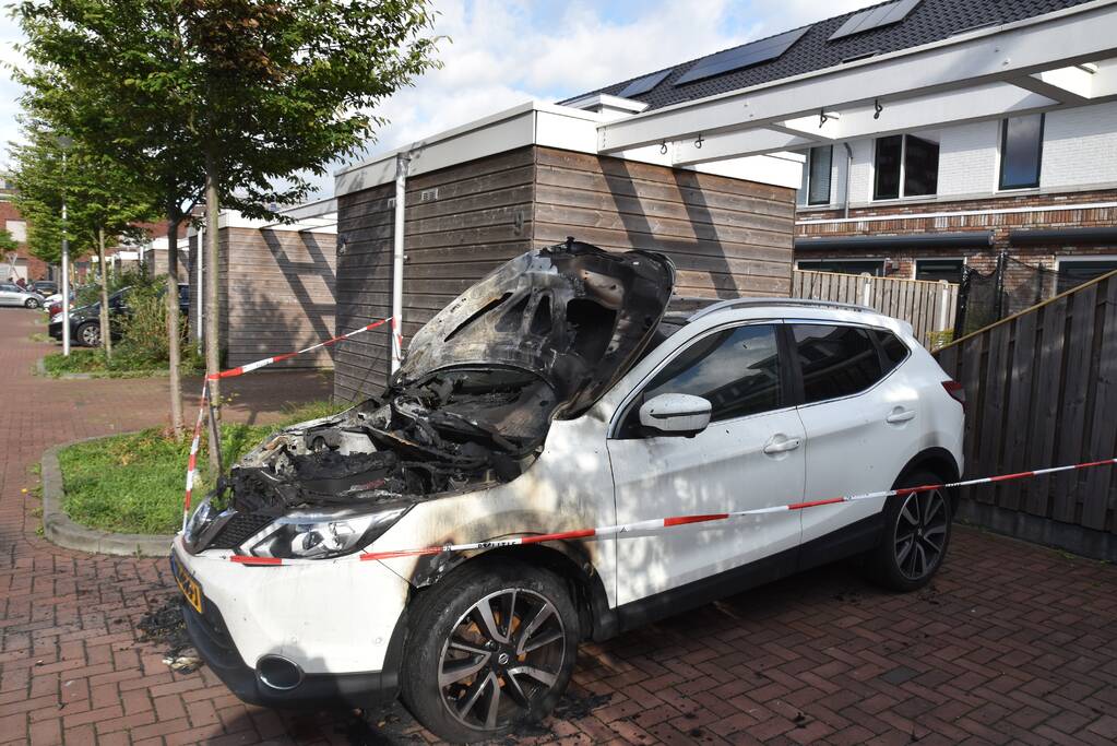 Geparkeerde auto verwoest door brand
