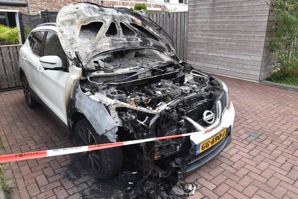Geparkeerde auto verwoest door brand