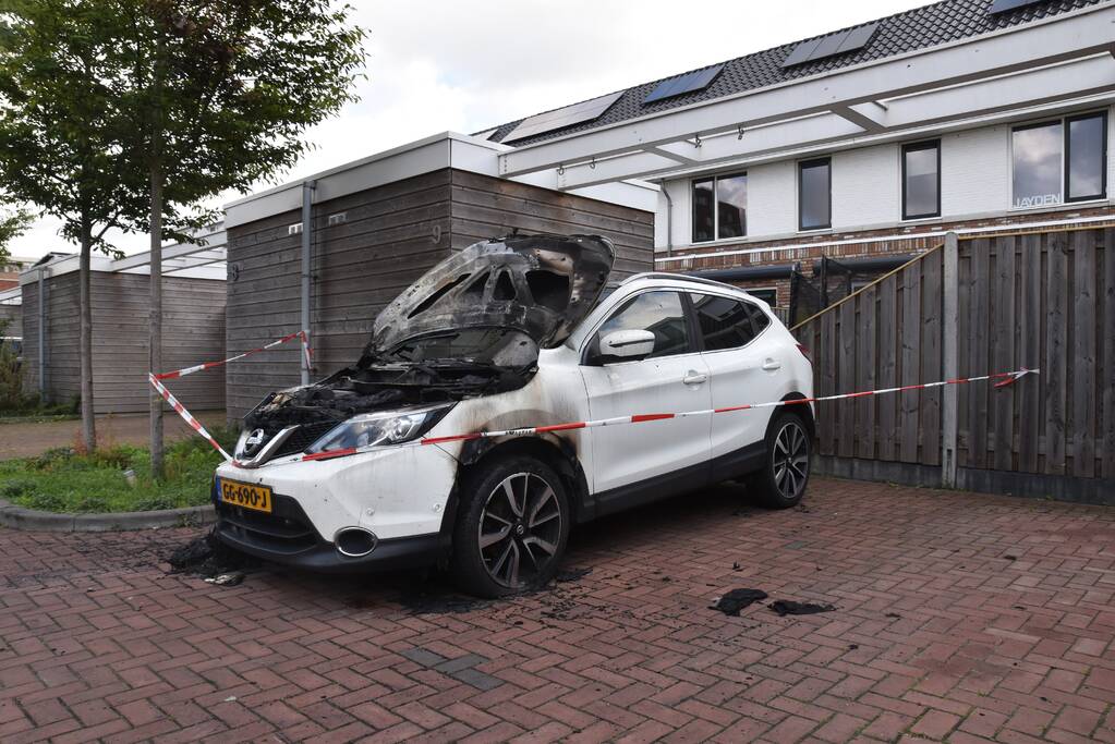 Geparkeerde auto verwoest door brand