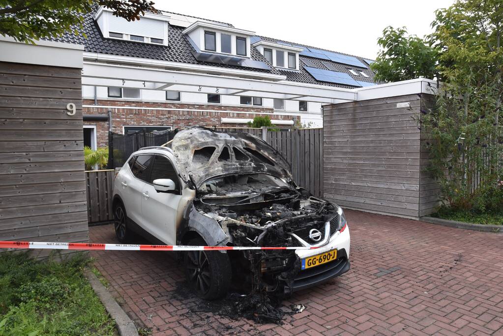 Geparkeerde auto verwoest door brand