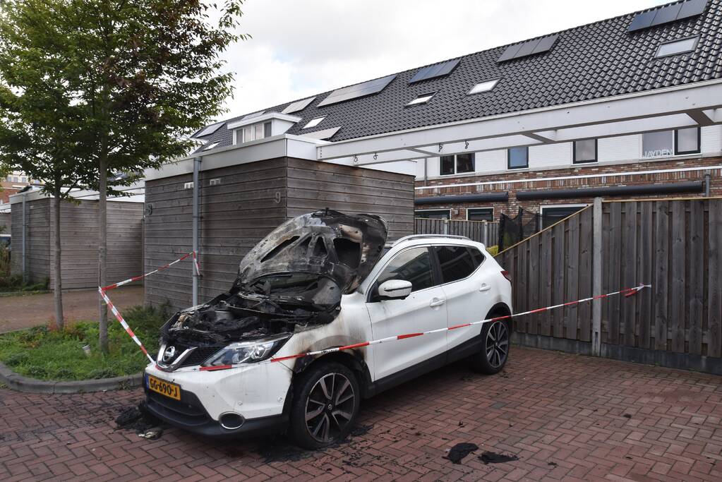 Geparkeerde auto verwoest door brand