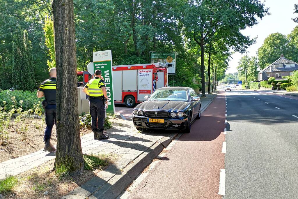 Voorbijganger ziet rook onder motorkap